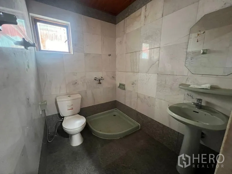 สำนักงานที่บ้าน ให้เช่าในSuan Luang, Bangkok - ห้องน้ำปูกระเบื้องพร้อมโถสุขภัณฑ์ อ่างล้างหน้า และพื้นที่อาบน้ำ