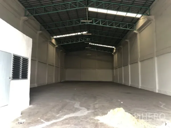 货栈 出租在Khlong Luang, Pathum Thani - 仓库内部空旷，高挑钢结构屋顶带采光板