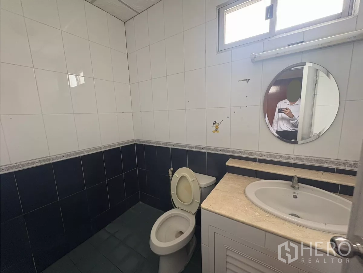 คลังสินค้า ให้เช่าในBang Phli, Samut Prakan - ห้องน้ำอีกห้อง ผนังกระเบื้อง อ่างล้างหน้าและโถสุขภัณฑ์