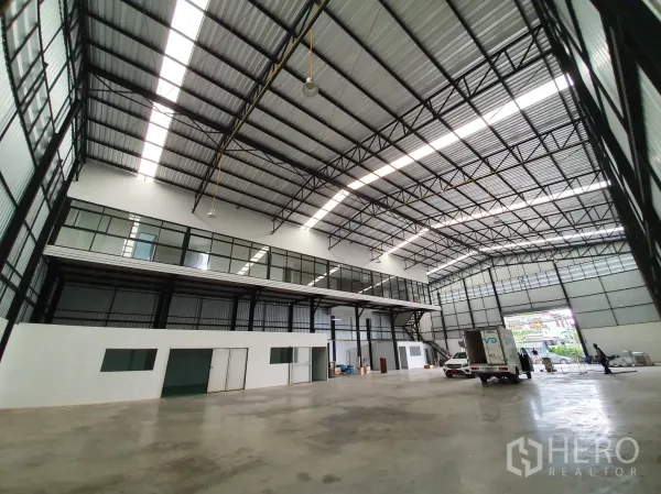 คลังสินค้า ให้เช่าในBang Khen, Bangkok - โกดังเพดานสูง โครงหลังคาเหล็ก และออฟฟิศชั้นลอยด้านหน้า