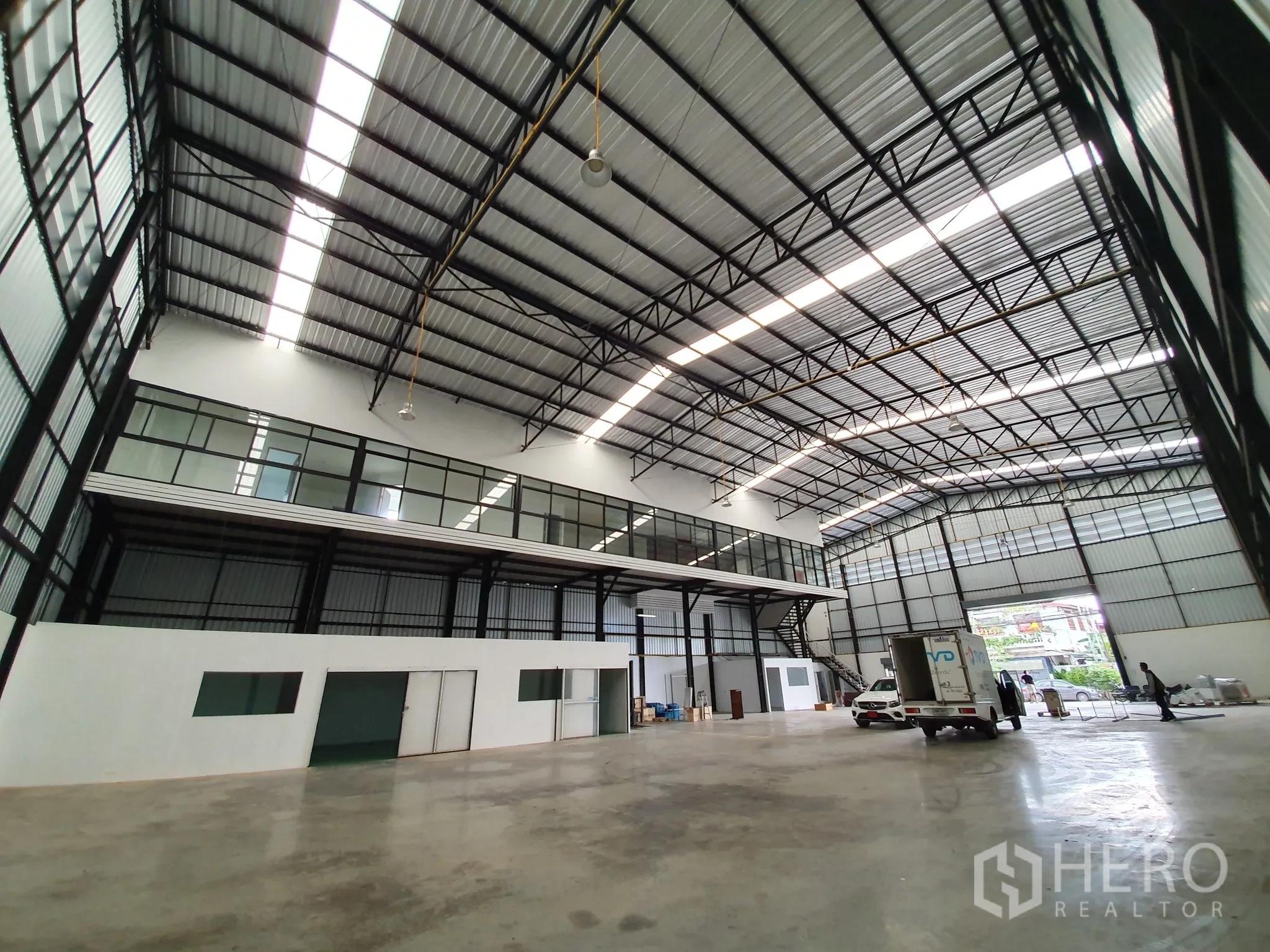 货栈 出租在Bang Khen, Bangkok - 高净空仓库，钢结构屋架与前端夹层办公室。