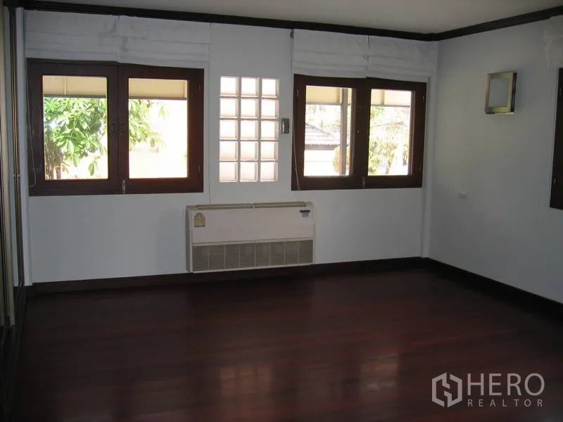 บ้าน ให้เช่าในWatthana, Bangkok - ห้องนอนสว่าง หน้าต่างวงกบไม้หลายบานและเครื่องปรับอากาศติดผนัง