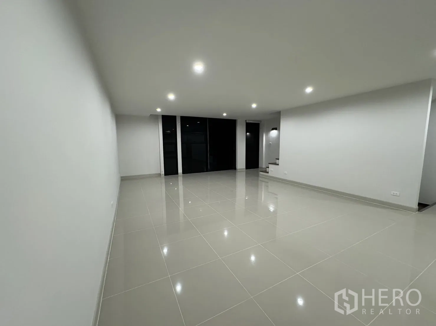 สำนักงานที่บ้าน ให้เช่าในBang Khen, Bangkok - พื้นที่โล่งพื้นกระเบื้องเงาและผนังกระจกกรอบสีดำเต็มสูง