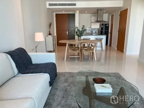 คอนโด ให้เช่าในWatthana, Bangkok - พื้นที่นั่งเล่นแบบโอเพ่นแพลนเชื่อมโต๊ะทานข้าวและครัว ในคอนโด 96 ตร.ม.