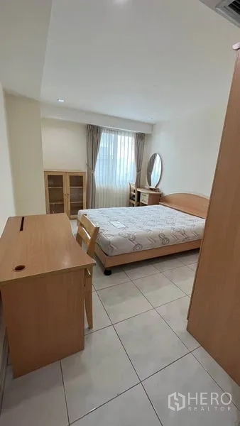 คอนโด ให้เช่าในWatthana, Bangkok - ห้องนอนอบอุ่นด้วยเฟอร์นิเจอร์ไม้ โต๊ะทำงาน ตู้เสื้อผ้า และหน้าต่างติดผ้าม่าน