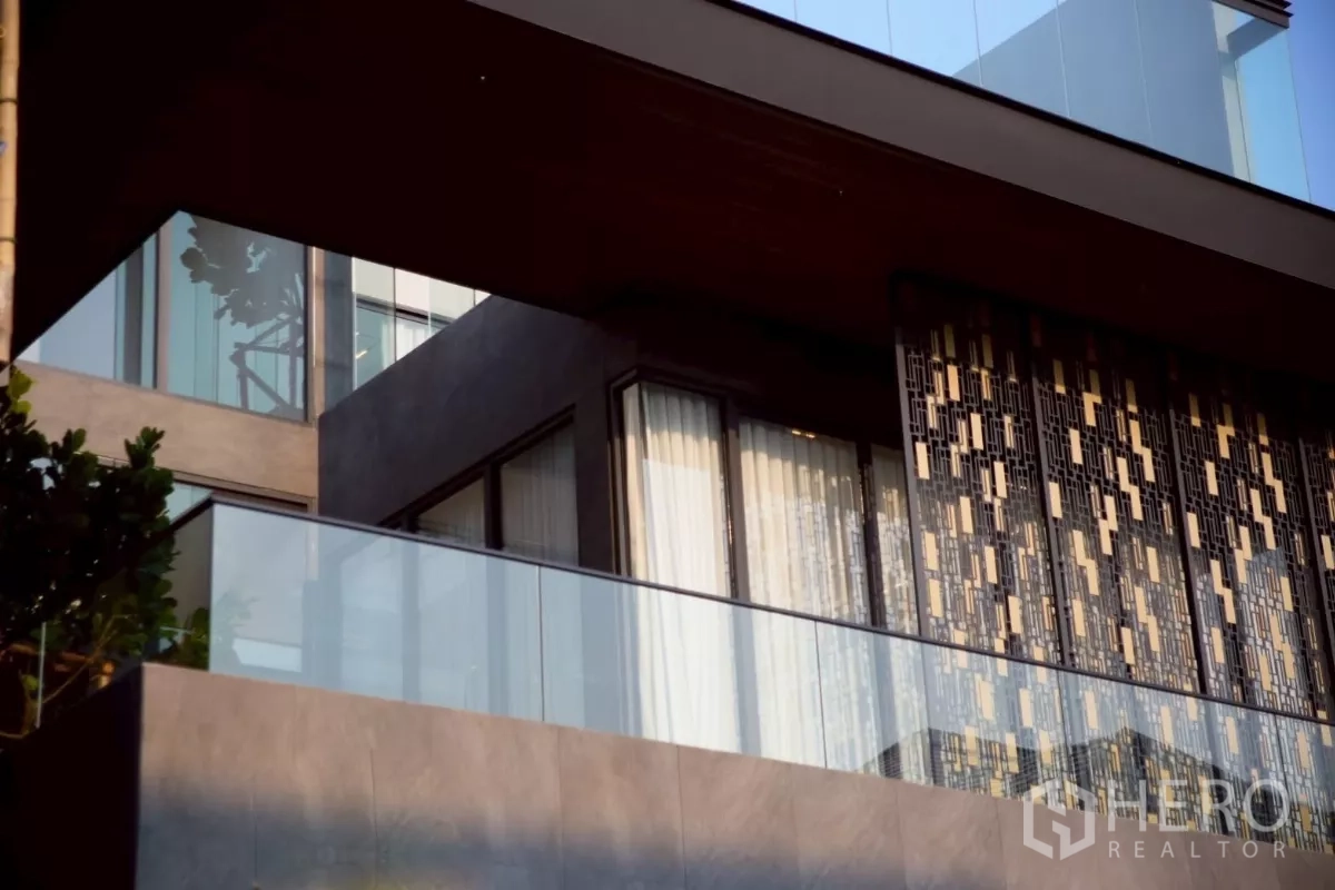 บ้าน ขายในLat Phrao, Bangkok - ระเบียงภายนอกพร้อมราวกระจกฝ้าและแผงฉลุลวดลายสวยงาม