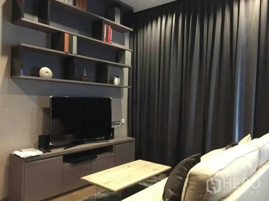公寓 出租在Bang Rak, Bangkok - 曼谷邦拉克公寓客厅，电视柜与开放式隔板，搭配落地遮光窗帘。