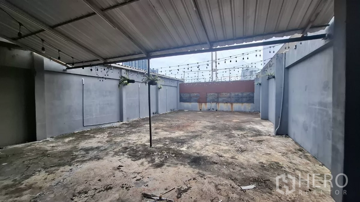 อาคารพาณิชย์ ให้เช่าในWatthana, Bangkok - ดาดฟ้าโล่งมีหลังคาเมทัลชีทและไฟประดับ มองเห็นเมืองไกลๆ