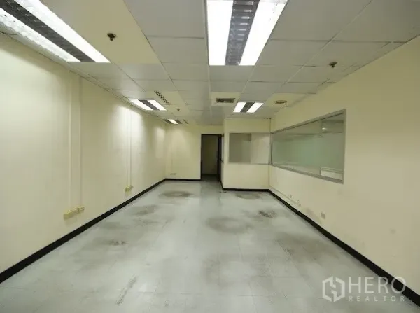 สำนักงาน ให้เช่าในWatthana, Bangkok - พื้นที่ทำงานทรงลึก มีช่องกระจกมองภายใน ไฟเพดาน และพื้นกระเบื้อง