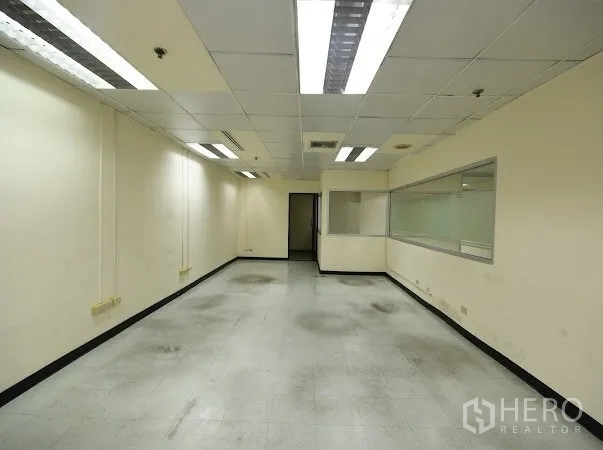 สำนักงาน ให้เช่าในWatthana, Bangkok - พื้นที่ทำงานทรงลึก มีช่องกระจกมองภายใน ไฟเพดาน และพื้นกระเบื้อง