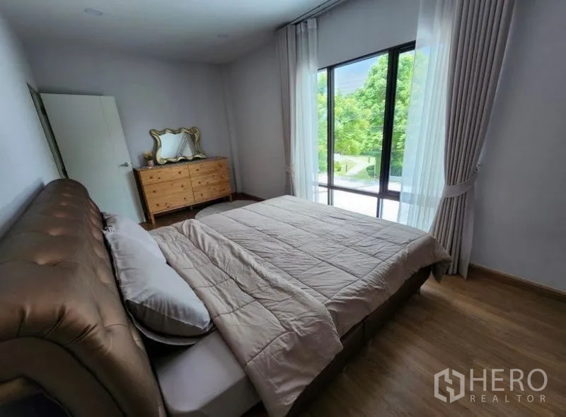 บ้าน ให้เช่าในPrawet, Bangkok - ห้องนอนรองมีหน้าต่างมุมกว้าง มองเห็นต้นไม้ พร้อมพื้นไม้