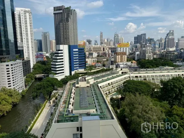 คอนโด ขายในPathum Wan, Bangkok - วิวเมืองกรุงเทพฯ ชั้นสูง เห็นคลองและอาคารสมัยใหม่จากคอนโด