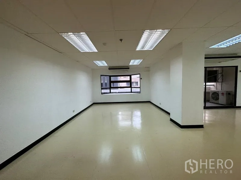 Office Space for rent in Pathum Wan, Bangkok - Empty office room with drop ceiling lights, window, air-conditioning and light vinyl flooring.