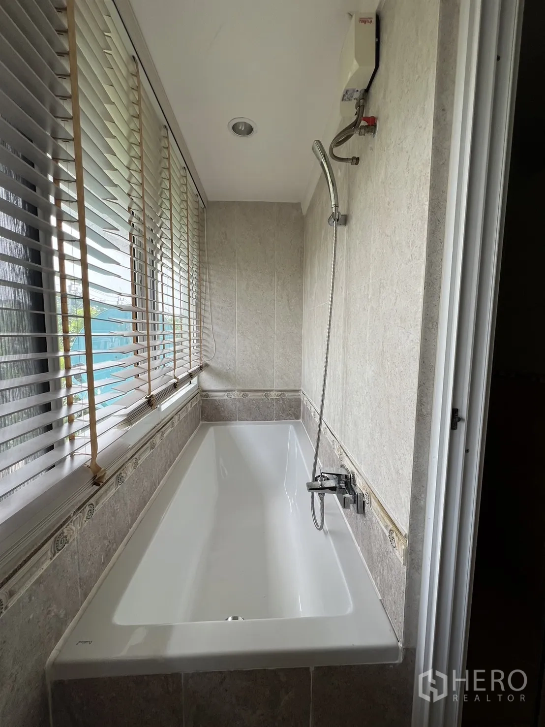 บ้าน ให้เช่าในLat Krabang, Bangkok - ห้องน้ำอ่างอาบน้ำยาว ริมหน้าต่างพร้อมมู่ลี่และฝักบัว