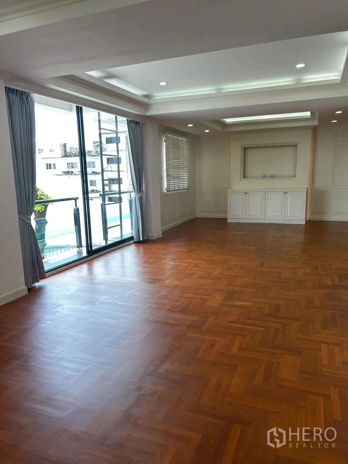 โชว์รูม for rent or sale in Bang Phli, Samut Prakan - ห้องรับแสงเปิดกว้าง ประตูกระจกบานเลื่อน พื้นไม้ ตู้ติดผนัง