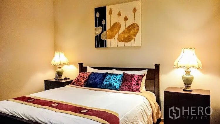 คอนโด ให้เช่าในKhlong Toei, Bangkok - ห้องนอนหลัก เตียงคิงไซส์ โคมไฟตั้งโต๊ะ และภาพตกแต่ง