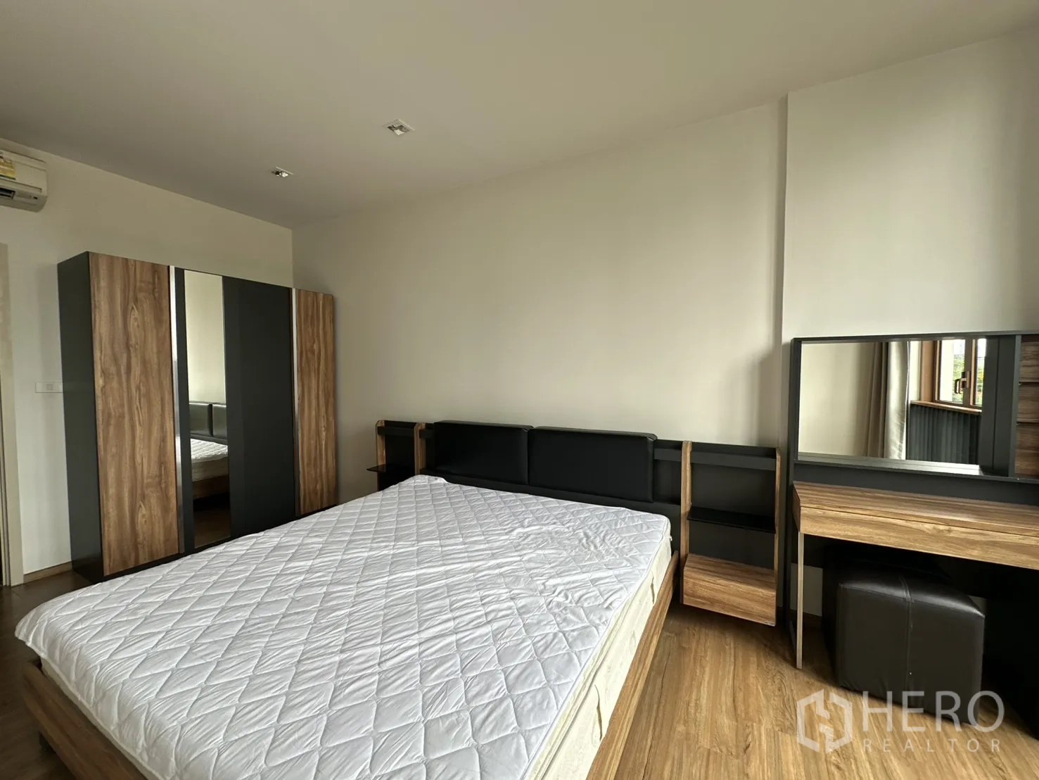 คอนโด for rent in Watthana, Bangkok - ห้องนอนเตียงคิง ตู้เสื้อผ้า และโต๊ะเครื่องแป้งโทนไม้
