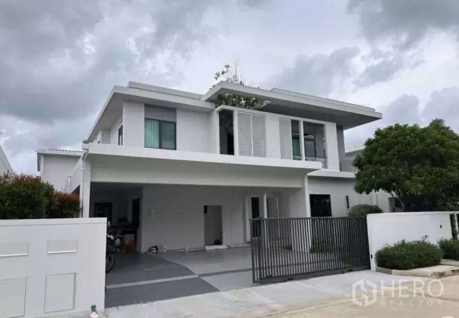 Detached House for rent in Samut Prakan - Modern two-storey detached house with gated carport and tree-lined frontage in Bang Phli, Samut Prakan.