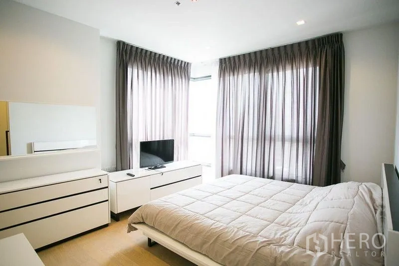 公寓 出租在Watthana, Bangkok - 主卧配落地窗、纱帘与白色抽屉柜。