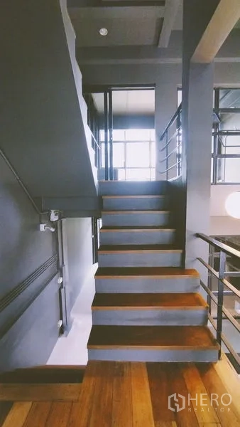สำนักงานที่บ้าน ให้เช่าในChatuchak, Bangkok - บันไดราวเหล็ก ขั้นไม้ กับผนังสีเทา