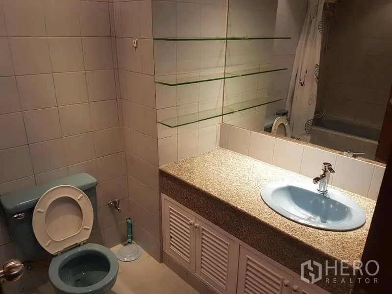 คอนโด ให้เช่าหรือขายในWatthana, Bangkok - ห้องน้ำปูกระเบื้อง เคาน์เตอร์หินแกรนิต อ่างล้างหน้าสีฟ้า พร้อมชั้นกระจกและกระจกเงา