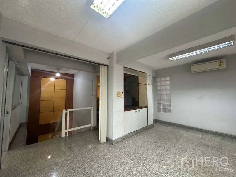 อาคารพาณิชย์ ให้เช่าในKhlong Toei, Bangkok - โถงและห้องทำงานพร้อมตู้บิลท์อิน ข้างบันได