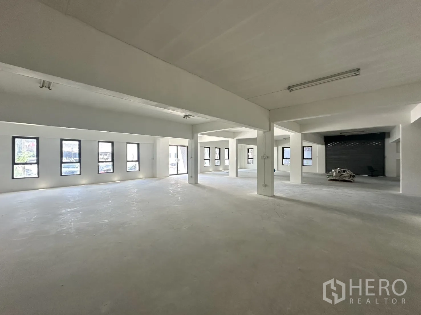 คลังสินค้า ให้เช่าในBang Phli, Samut Prakan - ชั้นเปิดโล่ง มีหน้าต่างยาวและประตูม้วนสำหรับขนส่ง