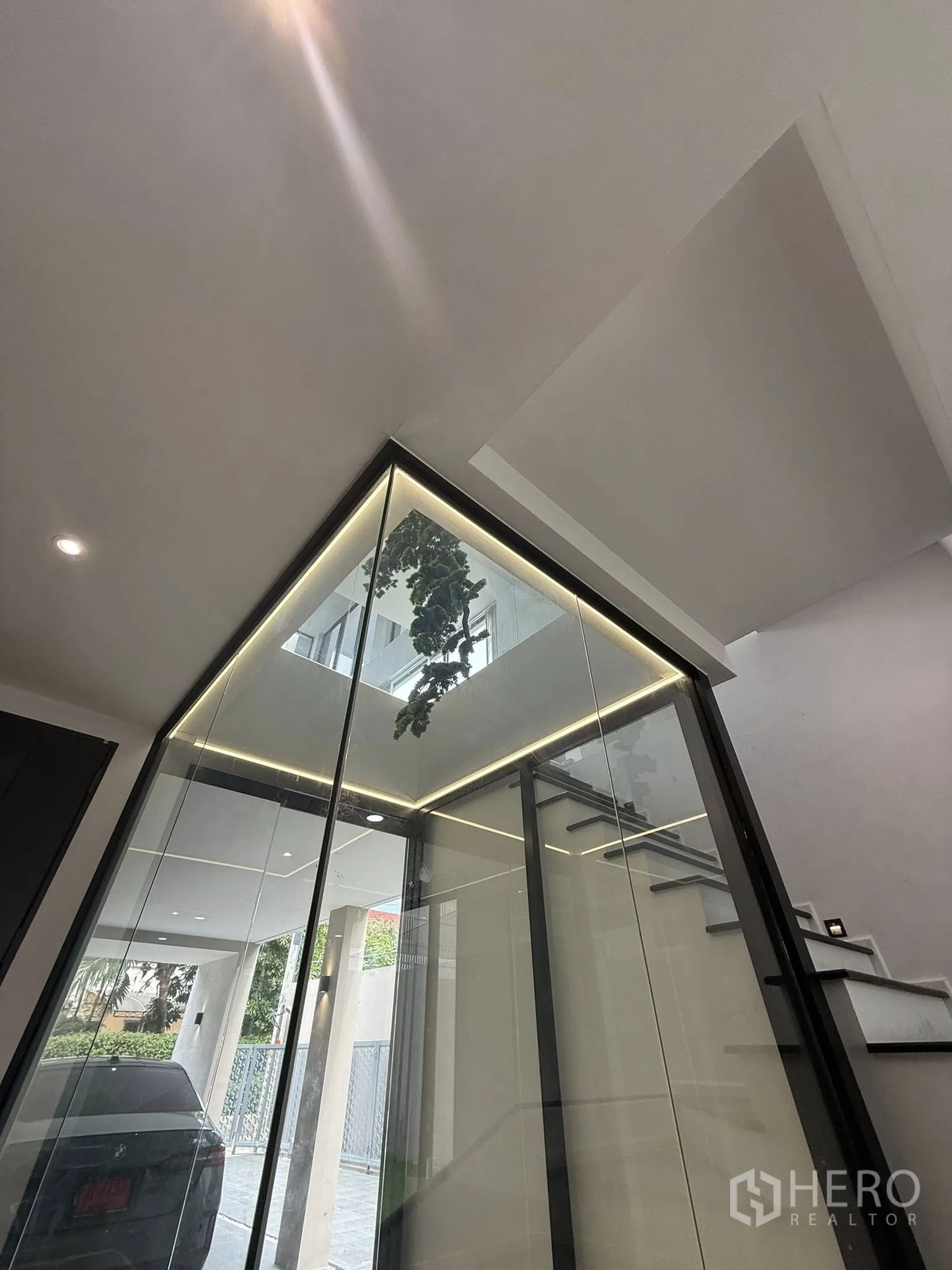 สำนักงานที่บ้าน ให้เช่าหรือขายในLat Phrao, Bangkok - ช่องแสงกระจกข้างประตูทางเข้าและบันไดขึ้นสู่ชั้นบน.