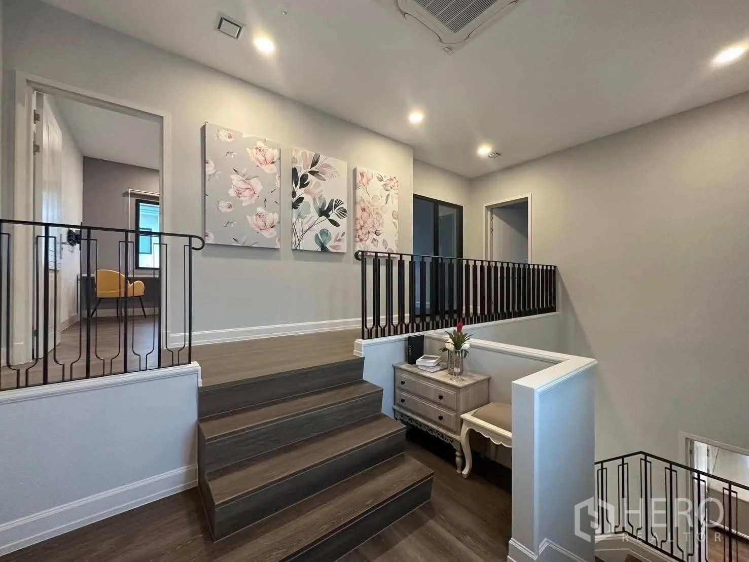 独栋房屋 for rent in Saphan Sung, Bangkok - 二层走廊，艺术装饰与金属栏杆及筒灯。