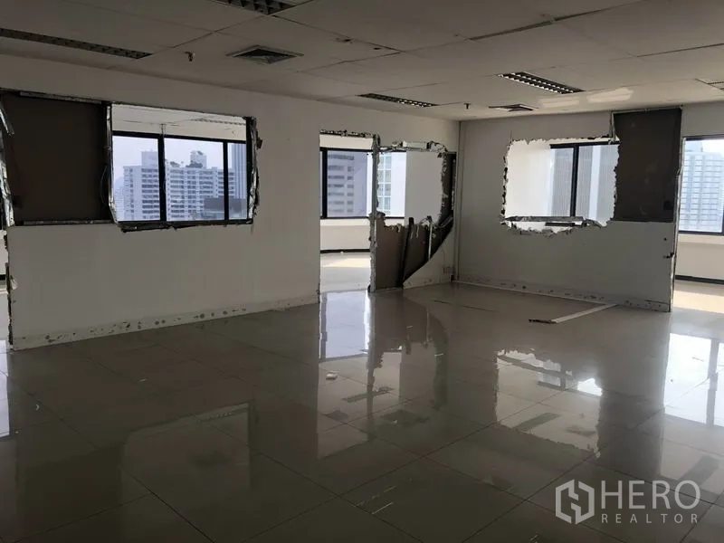 สำนักงาน ให้เช่าในWatthana, Bangkok - พื้นที่ทำงานโล่งพร้อมโครงกั้นห้องและหน้าต่างหลายบานเห็นตึกเมือง