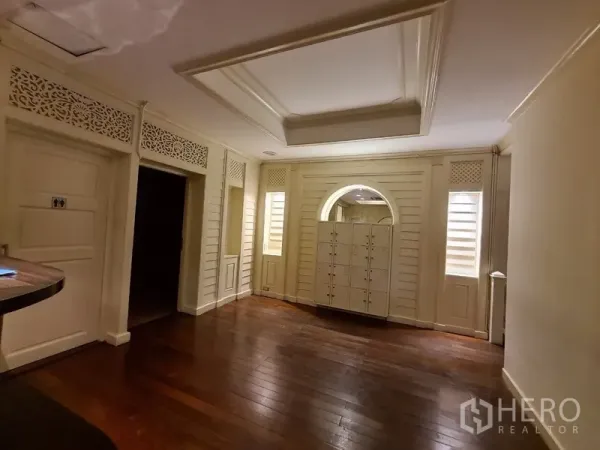 店屋 出租在Khlong Toei, Bangkok - 大堂空间，护墙板与吊顶，内置储物柜，亮面木地板。