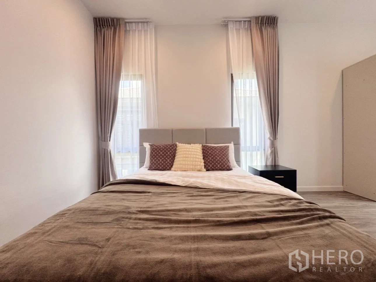 บ้าน ให้เช่าหรือขายในBang Kapi, Bangkok - ห้องนอนแขกมุมตรง เตียงตั้งกลางระหว่างหน้าต่างสูงสองบาน