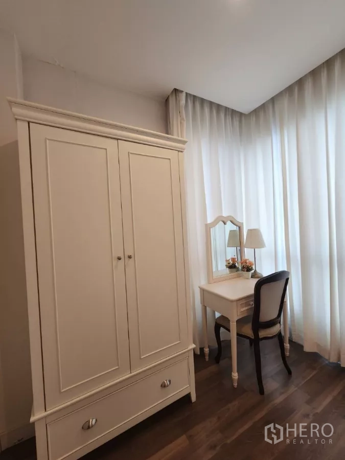 คอนโด ให้เช่าในPhra Khanong, Bangkok - ตู้เสื้อผ้าและโต๊ะเครื่องแป้งข้างหน้าต่างผ้าม่านโปร่ง