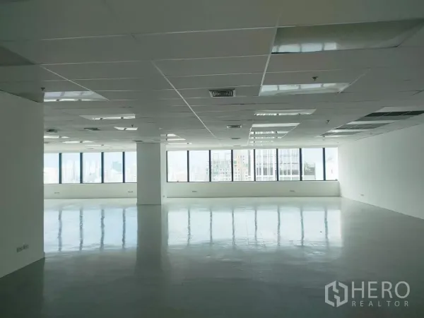Office Space for rent in Huai Khwang, Bangkok - Bright empty office space with polished floors and wall‑to‑wall windows.