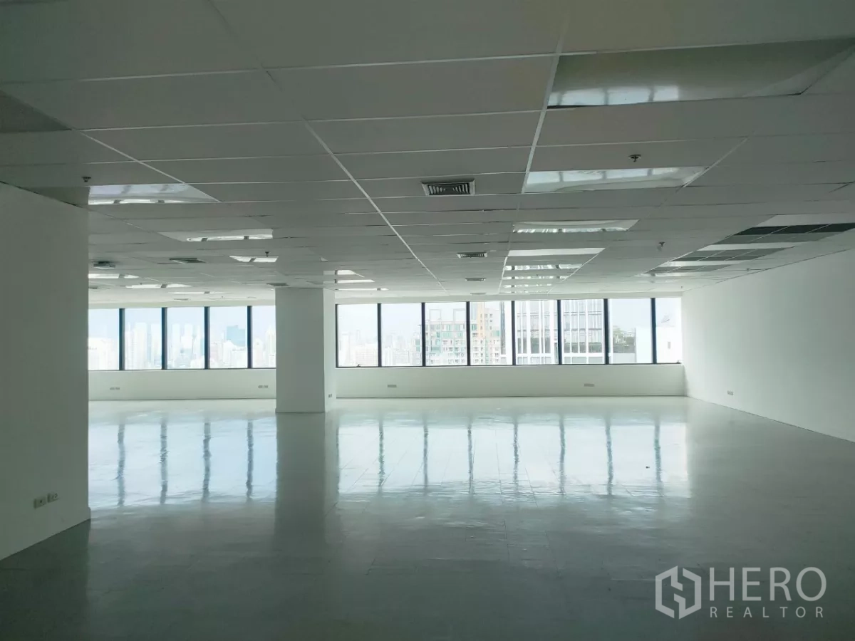 Office Space for rent in Huai Khwang, Bangkok - Bright empty office space with polished floors and wall‑to‑wall windows.