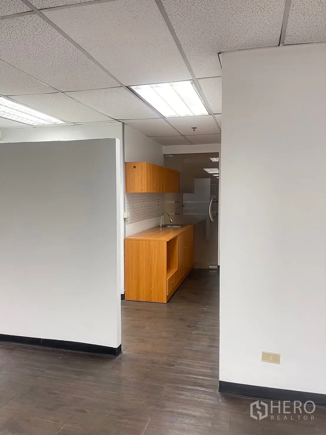 办公室 for rent in Watthana, Bangkok - 配有木质柜体、台面和水槽的茶水间。