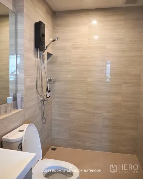 ทาวน์เฮาส์ ให้เช่าในSuan Luang, Bangkok - ห้องน้ำแขกดีไซน์โมเดิร์น ปูกระเบื้องโทนเบจ พร้อมโซนอาบน้ำและโถสุขภัณฑ์