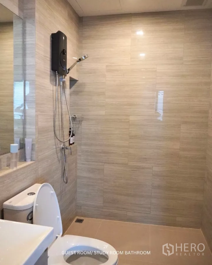 ทาวน์เฮาส์ ให้เช่าในSuan Luang, Bangkok - ห้องน้ำแขกดีไซน์โมเดิร์น ปูกระเบื้องโทนเบจ พร้อมโซนอาบน้ำและโถสุขภัณฑ์
