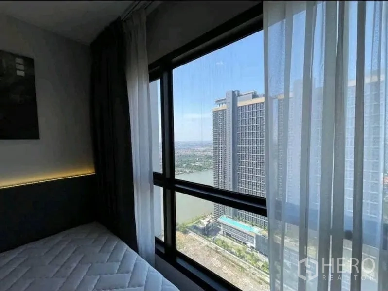 คอนโด ให้เช่าในYan Nawa, Bangkok - วิวจากหน้าต่างห้องนอน เห็นตึกสูงและแม่น้ำใกล้เคียง