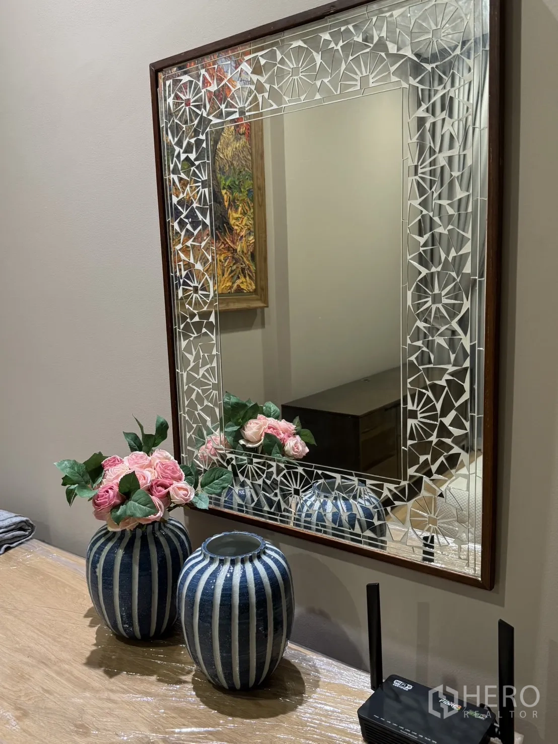 คอนโด ให้เช่าในWatthana, Bangkok - กระจกกรอบลายเรขาคณิตเหนือคอนโซล พร้อมแจกันลายทางและดอกไม้