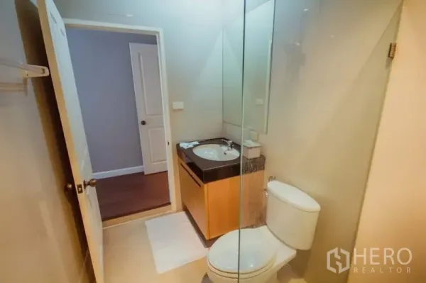 บ้าน ให้เช่าในKhlong Toei, Bangkok - ห้องน้ำสมัยใหม่ พร้อมตู้ชาวเวอร์กระจก เคาน์เตอร์อ่างล้างหน้าและโถสุขภัณฑ์.