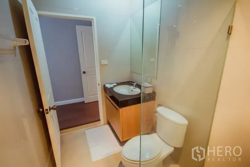 บ้าน ให้เช่าในKhlong Toei, Bangkok - ห้องน้ำสมัยใหม่ พร้อมตู้ชาวเวอร์กระจก เคาน์เตอร์อ่างล้างหน้าและโถสุขภัณฑ์.