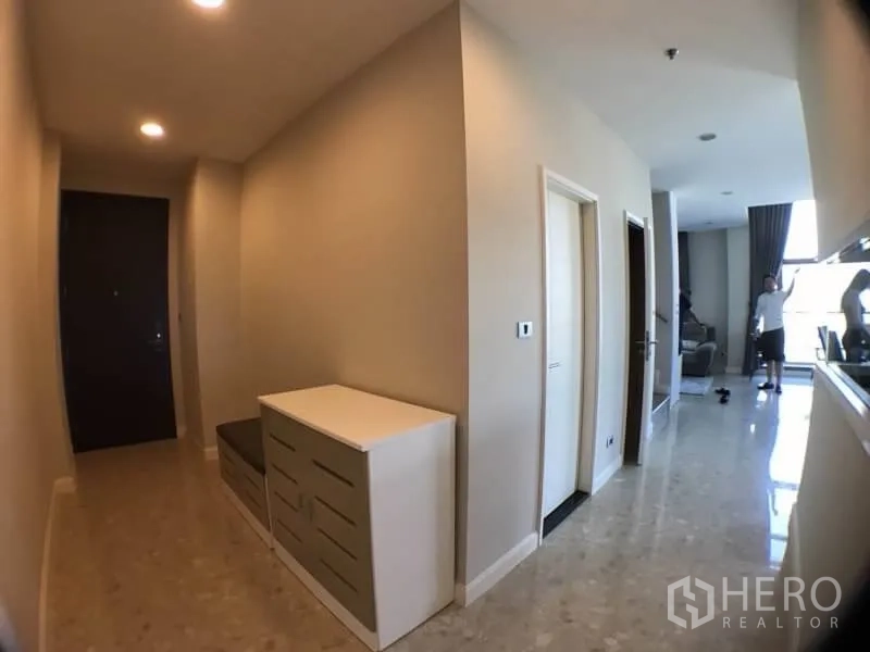 Condominium for rent in Khlong Toei, Bangkok - Bright entry hallway with console cabinet leading to the open living area and kitchen.
