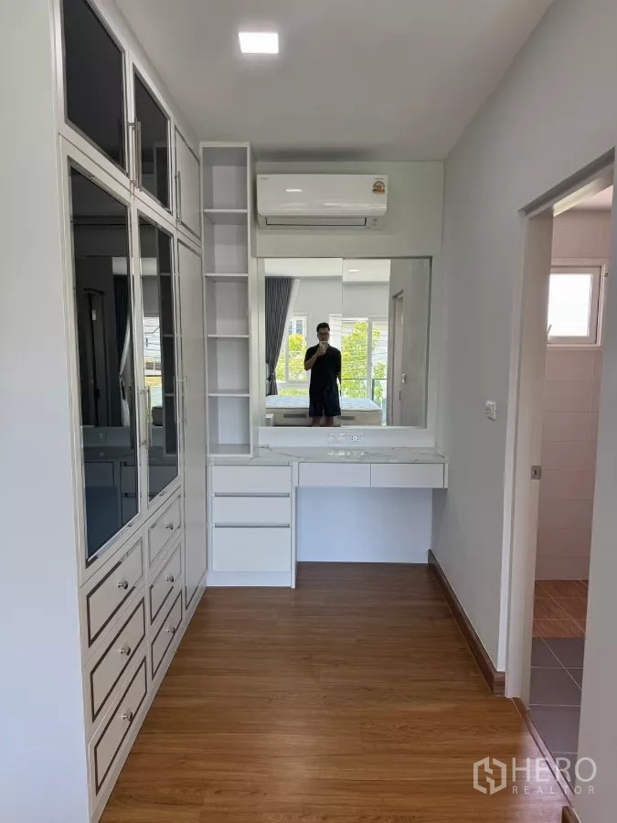 Detached House for rent in Bang Phli, Samut Prakan - Walk-in wardrobe and dressing table with mirror and built-in storage in the master suite.