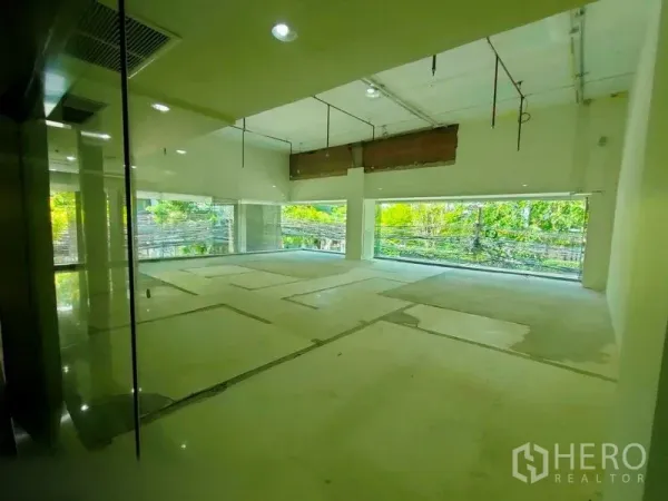 零售空间 出租在Khlong Toei, Bangkok - 开放式零售展厅，转角大面积玻璃与高层高。