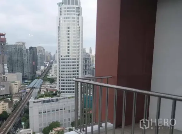 Condominium for rent in Watthana, Bangkok - High-floor balcony with panoramic city skyline views overlooking Sukhumvit and BTS tracks near Ekkamai.