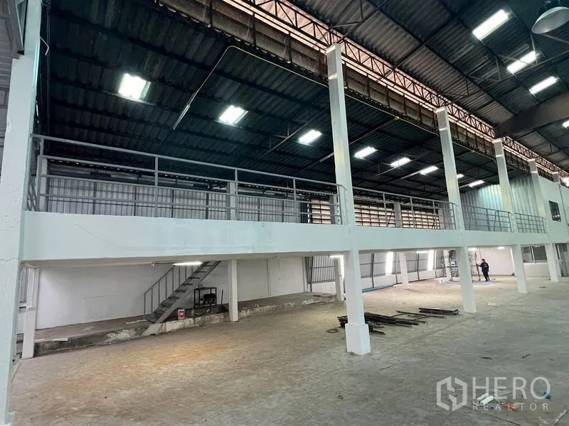 คลังสินค้า ให้เช่าในSamut Prakan - ทางเดินชั้นลอยพร้อมราวกันตกและบันไดภายในโกดัง