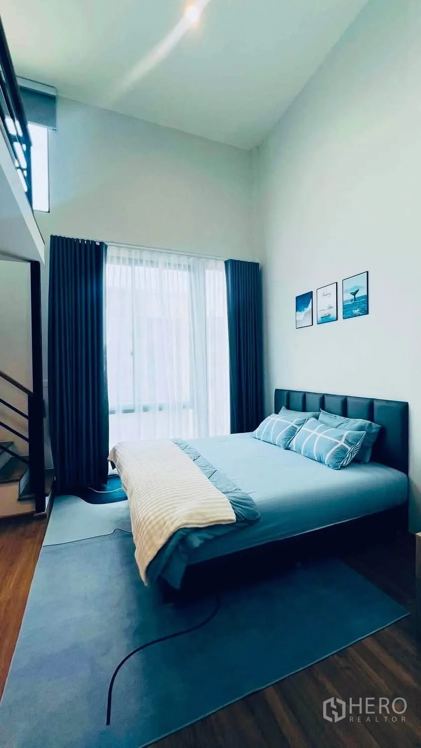 ทาวน์เฮาส์ for rent in Bang Phli, Samut Prakan - ห้องนอนใหญ่หน้าต่างกว้าง ม่านทึบ และเตียงหัวบุ