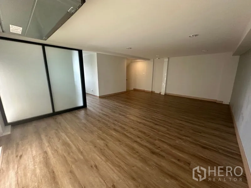 สำนักงานที่บ้าน ให้เช่าในSuan Luang, Bangkok - ห้องทำงานขนาดเล็กกั้นกระจก มองเห็นราวระเบียงและหน้าต่าง