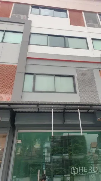 สำนักงานที่บ้าน ให้เช่าในBang Rak, Bangkok - ด้านหน้าโฮมออฟฟิศหลายชั้นสไตล์โมเดิร์น กระจกบานใหญ่ ย่านบางรัก